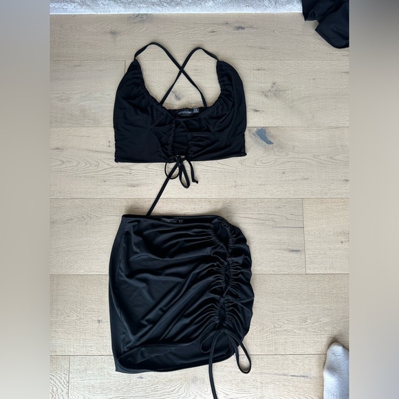 Cut out two piece set - Picture 2 of 6